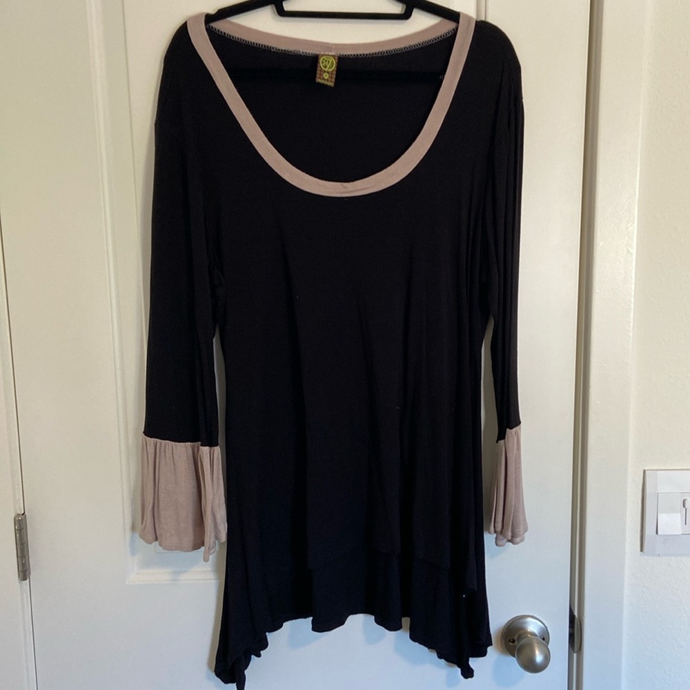 Black sweater tunic with long bell sleeves size 2X